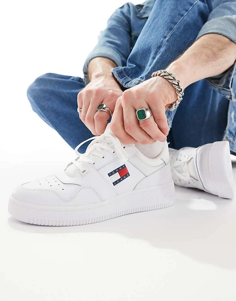 Tommy Jeans Retro Basket Essential Trainers In White For Men 6 Tommy Jeans Retro Basket Essential Trainers In White For Men - Image 4