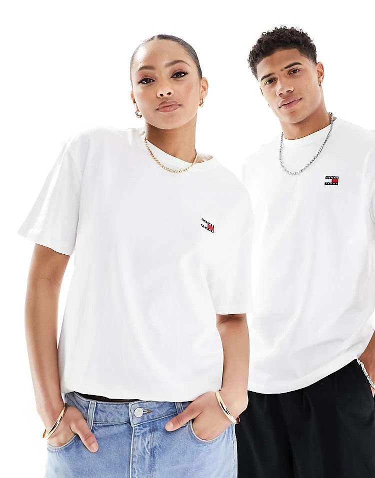 Tommy Jeans Unisex Regular Badge Logo T-shirt In White For Unisex 7 Tommy Jeans Unisex Regular Badge Logo T-shirt In White For Unisex - Image 5
