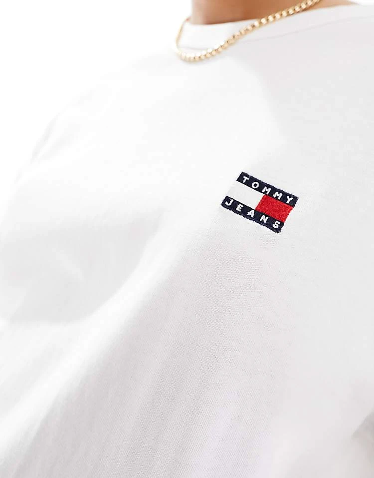 Tommy Jeans Unisex Regular Badge Logo T-shirt In White For Unisex 4 Tommy Jeans Unisex Regular Badge Logo T-shirt In White For Unisex - Image 2