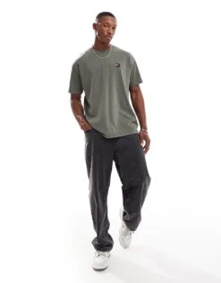 Tommy Jeans Relaxed Badge T-shirt In Washed Dark Olive Green For Men Fatigue Green -Tommy Hilfiger Store 207285991 4