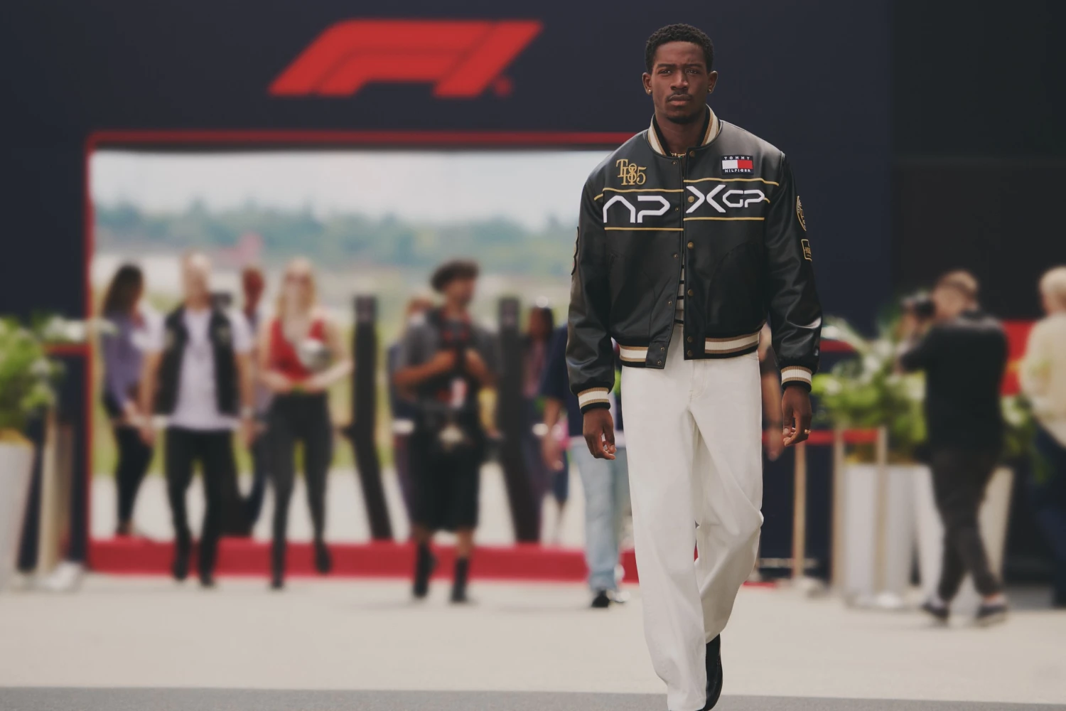 Tommy Hilfiger Store -Tommy Hilfiger Store Tommy Hilfiger The APXGP Collection LOOK1 5 PADDOCK WALK cropped 01
